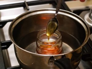 איך ממיסים את הדבש בתוך אמבט מים