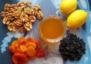горіхи з медом, лимоном і сухофруктами