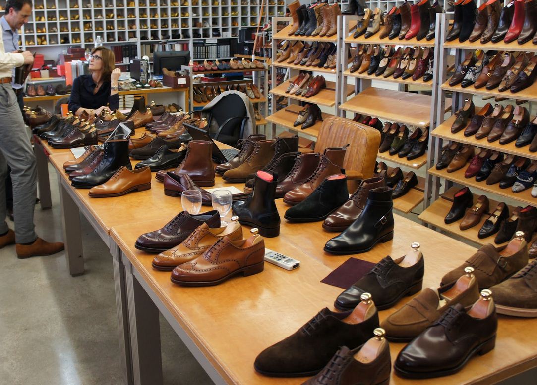 В каких магазинах можно купить обувь. Ассортимент обуви. Ассортимент кожаной обуви. Обувь на прилавке. Магазин мужской обуви.
