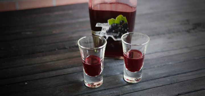 НАСТОЙКА ИЗ ЧЕРНОЙ СМОРОДИНЫ НА ВОДКЕ